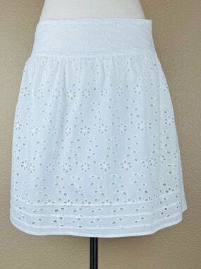 August Silk white eyelet skirt. Fully lined with left side zipper. Size 8
